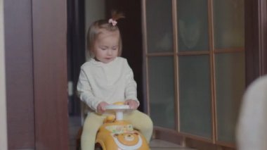 Çocuk bir oyuncak araba, küçük kız oyun ve eğlenmek içinde ev sürüş