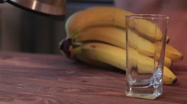 Çilek taze meyve suyu cam içine dökülür. Yararlı yaz smoothies