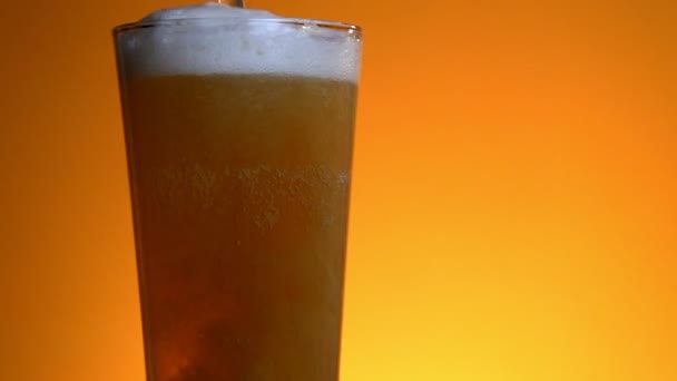 Birra versata in vetro sullo sfondo . — Video Stock