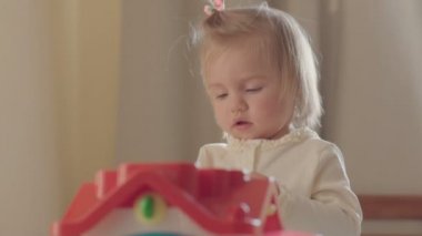 küçük kız anne yatakta renkli oyuncaklar ile oynama .