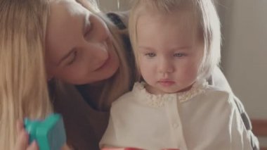 kız çocuk ve annesi oyuncaklar ile oynama