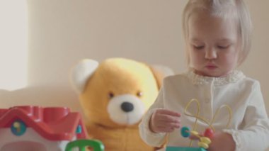 küçük kız oyuncakları ile bir odada