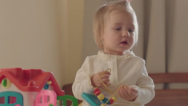 Petite fille dans une chambre avec des jouets — Video