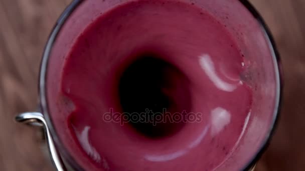 Jordgubbar med glass vispgrädde i en mixer. Användbara jordgubbssmoothie — Stockvideo