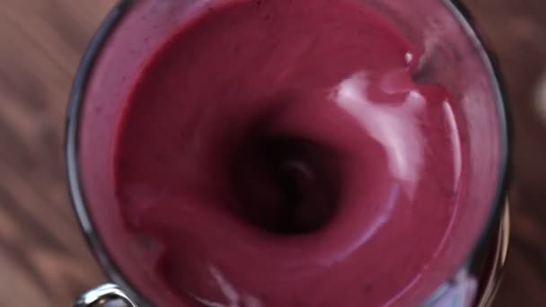 Fruktsmoothie i en mixer — Stockvideo