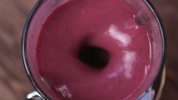 Smoothie aux fruits dans un mélangeur — Video
