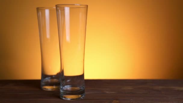 Füllen Sie das Glas mit Wasser isoliert auf gelbem Hintergrund — Stockvideo