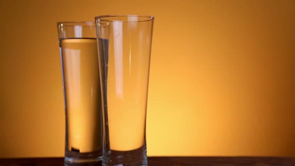 Remplissez le verre avec de l'eau isolée sur fond jaune — Video