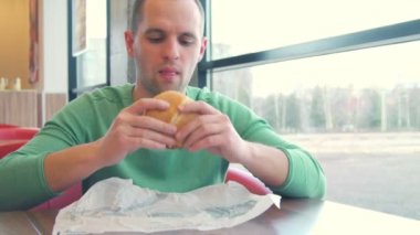 Genç erkekler alışveriş merkezi food court, hamburger yemek