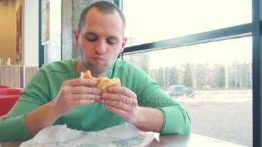 Genç erkekler alışveriş merkezi food court, hamburger yemek
