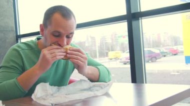 Onun hamburger yeme keyfini adam