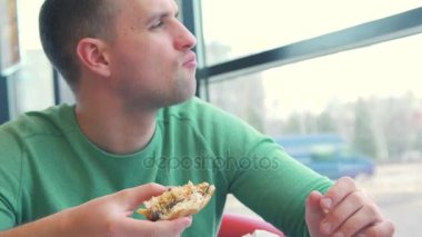 adam yemek, lezzetli büyük hamburger etli sebze ve peynir tatma sahiptir