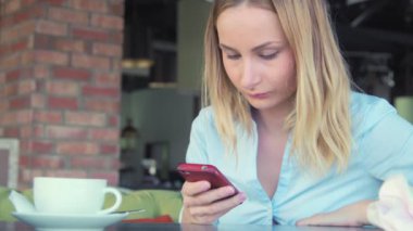 Kahve içme ve telefonunuzun ve bir kafede güzel kız.