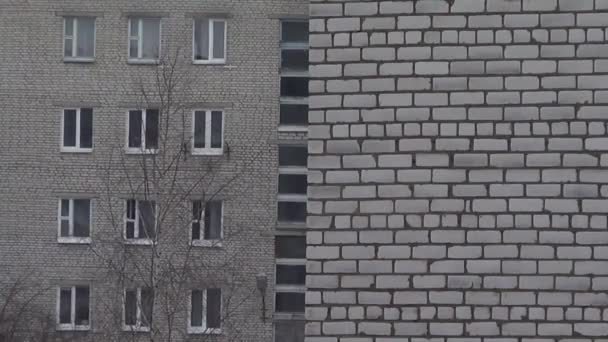 Вид на сірі депресивні будівлі, східна Європа, ефект похмурого танення, 1920x1080 — стокове відео