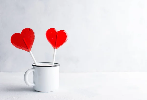 Beton b vintage Kupası'nda kalp şeklinde iki şeker