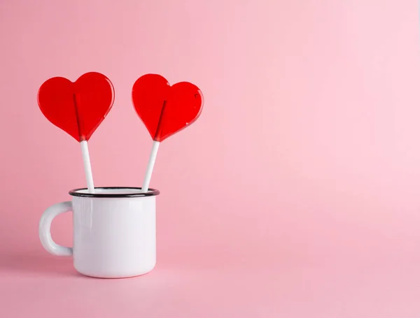 Два конфеты сердца в чашке на розовом фоне моды. Фабрегас — стоковое фото