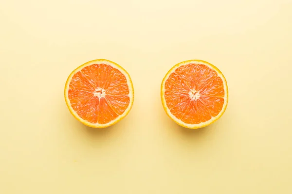 Yaratıcı kavramı. Açık sarı Pastel renkli üzerinde iki portakal, 