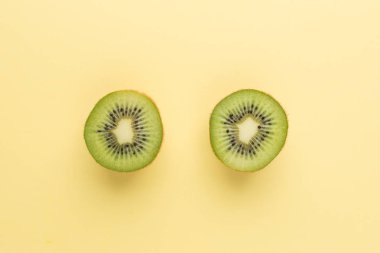 Pastel Sarı zemin üzerine Yarım kesimli kivi