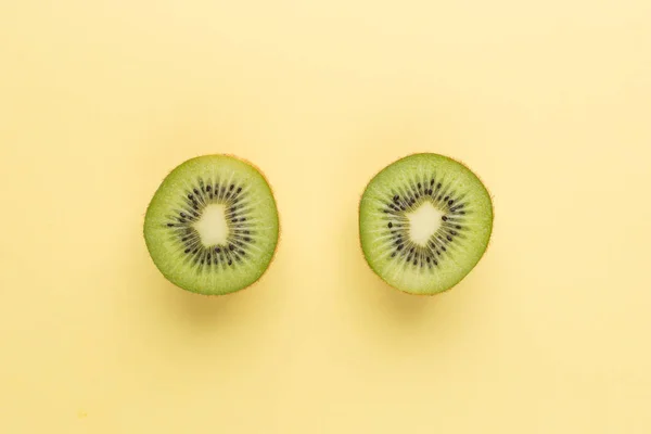 Pastel Sarı zemin üzerine Yarım kesimli kivi