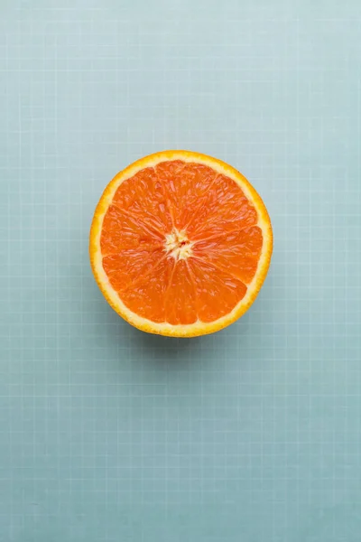 Geometri mavi Pastel arka plan üzerinde yarım portakal