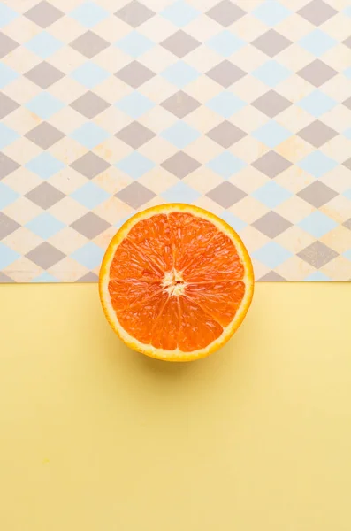 Geometri yarısı turuncu sarı Pastel arka plan, üstten görünüm.