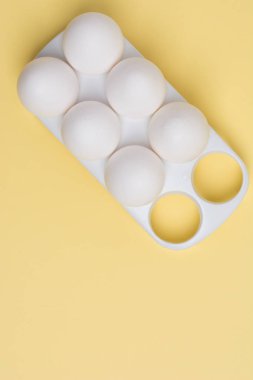 Mutlu Paskalya kavramı. Beyaz yumurta sarı arka plan üzerinde yakın. 