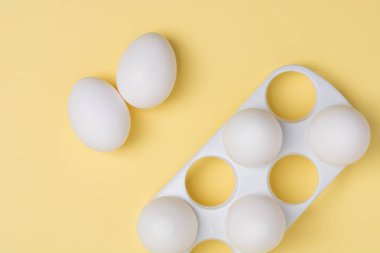 Mutlu Paskalya kavramı. Beyaz yumurta sarı arka plan üzerinde yakın. 