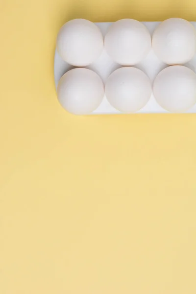 Mutlu Paskalya kavramı. Beyaz yumurta sarı arka plan üzerinde yakın. 