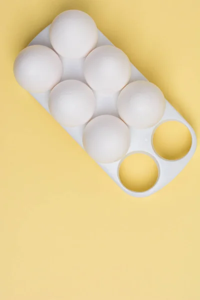 Mutlu Paskalya kavramı. Beyaz yumurta sarı arka plan üzerinde yakın. 