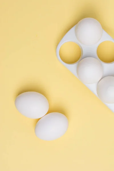 Mutlu Paskalya kavramı. Beyaz yumurta sarı arka plan üzerinde yakın. 