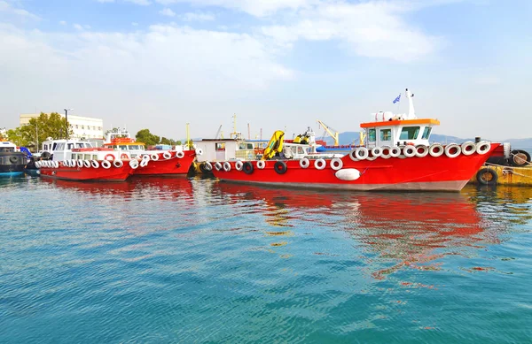 Czerwony jest dostarczany w Eleusis port Grecja — Zdjęcie stockowe