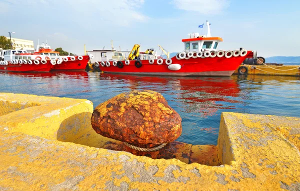Rote schiffe im griechischen eleusis hafen — Stockfoto