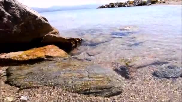 Κρυστάλλινα νερά της θάλασσας Εύβοια Ελλάδα — Αρχείο Βίντεο