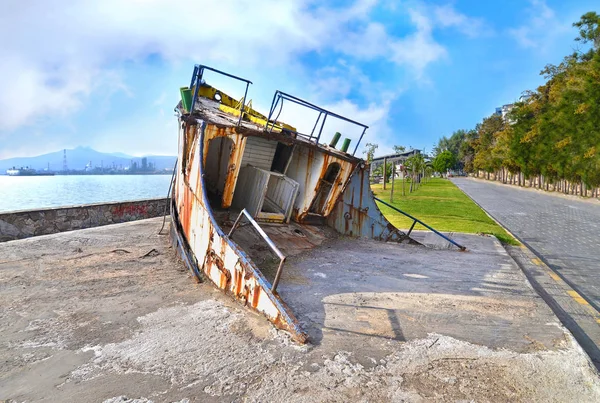 Barco naufragado em Eleusis Grécia — Fotografia de Stock