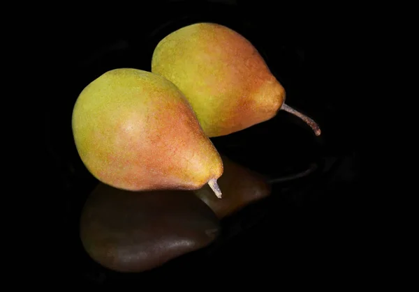新鮮な梨を黒の背景に反映します。 — ストック写真