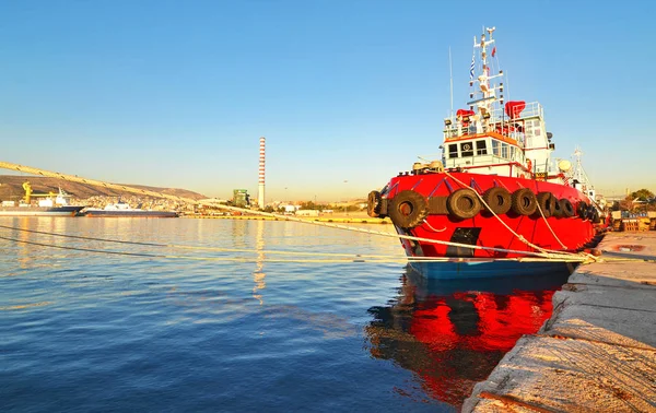 Red boat at the new mole of Drapetsona — Stock Photo, Image