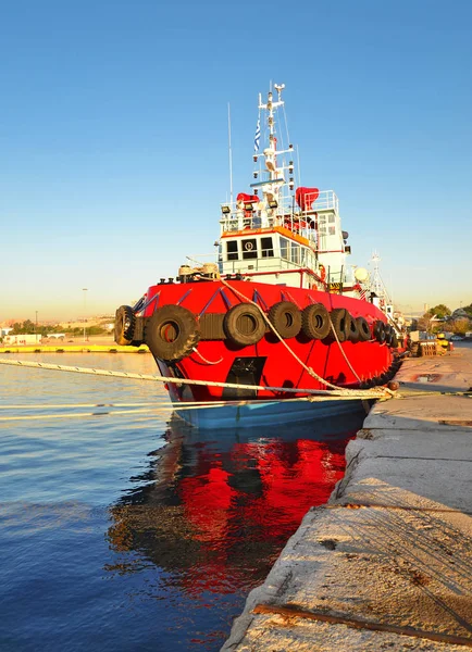 Czerwonej łodzi o nowego mola Drapetsona — Zdjęcie stockowe