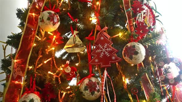 Süs eşyaları toplar ve yanıp sönen ışıkları ile Noel ağacı — Stok video