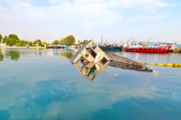 Barca affondata Eleusis Grecia — Foto Stock