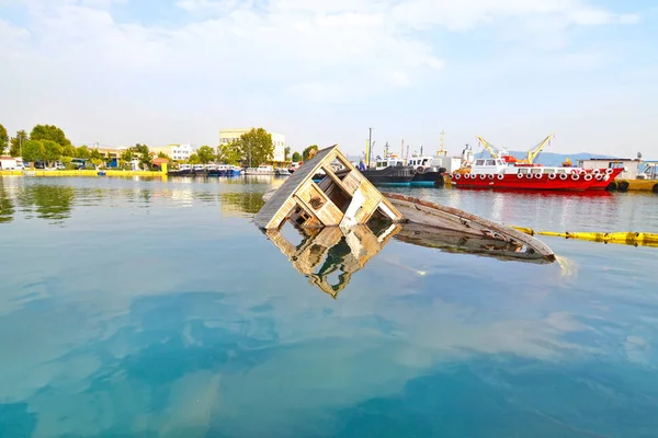 Sunken boat Eleusis Greece — Stock Photo, Image