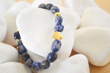 Sodalite gemstone bilezik altın haç ile