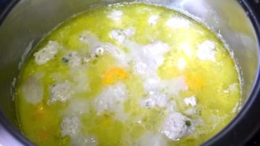 Yunan yemeği giouvarlakia - köfte içinde kaynar çorba havuç ve sebze ile sıcak.