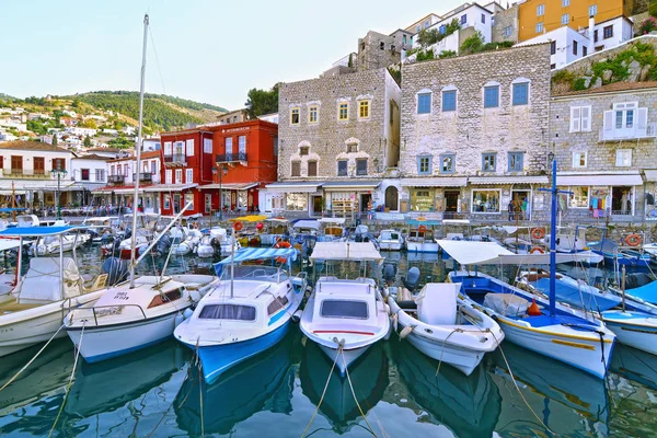 Fiskebåtar på Hydra port Saroniska bukten Grekland — Stockfoto