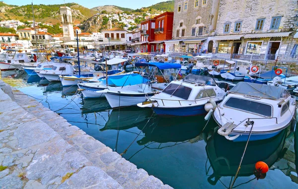 Fiskebåtar på Hydra port Saroniska bukten Grekland — Stockfoto