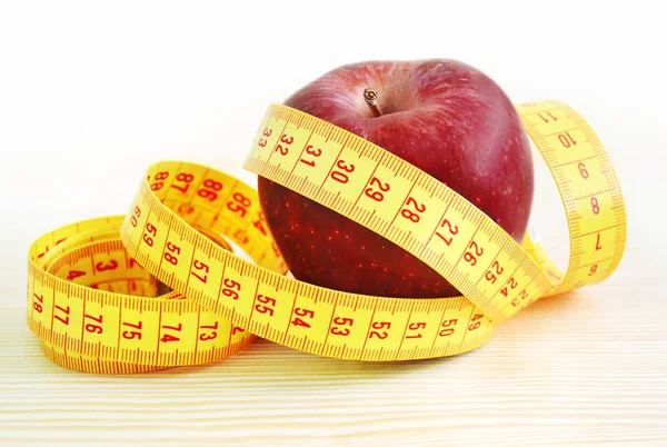 Manzana roja con cinta métrica - concepto de dieta — Foto de Stock