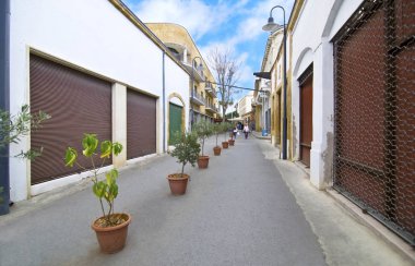insanlar Lefkoşa Kıbrıs ve işgal altındaki Kıbrıs bağlar Ledras Caddesi'nde yürürken, insanlar