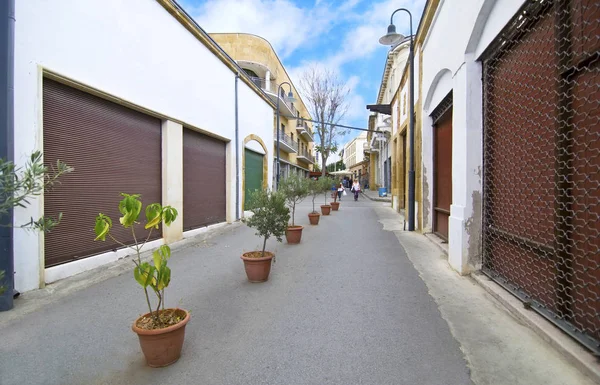 insanlar Lefkoşa Kıbrıs ve işgal altındaki Kıbrıs bağlar Ledras Caddesi'nde yürürken, insanlar
