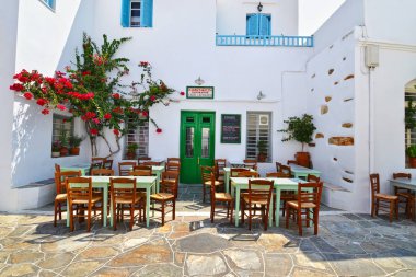 Apollonia Sifnos Yunanistan geleneksel meyhanede