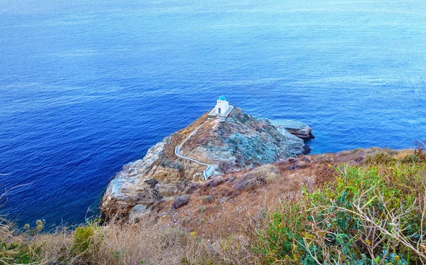 Церковь Семи мучеников, как видно из замка Сифнос остров Греция — стоковое фото