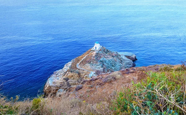 L'église des Sept Martyrs vue du château Sifnos île Grèce — Photo